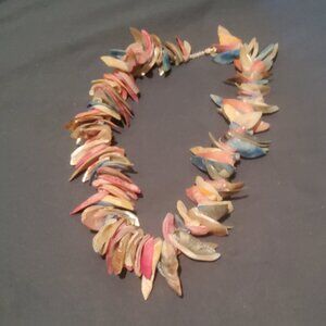 SEA SHELL  COLOR NECKLACE